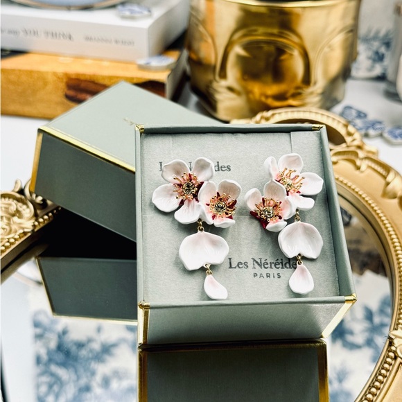 🆕 LES NEREIDES 🧿 NWOT White Cherry Blossom Dangling Earring - Picture 4 of 17